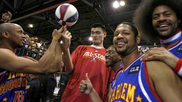 Yao Ming, junto a los Harlem Glotrotters en un partido