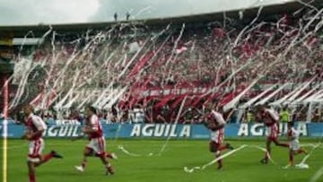 La Guardia Albirroja Sur recibe a Santa Fe en un partido de la década de los 90.