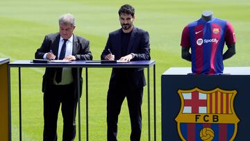 El presidente del FC Barcelona, Joan Laporta, junto al centrocampista alemán Ilkay Gündogan durante su presentación como nuevo jugador del club azulgrana. EFE/Alejandro García