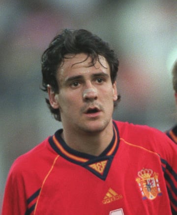 Su debut con la roja fue el 21 de agosto de 2002 en un partido ante Hungría 1-1. Jugó como internacional con la absoluta en dos ocasiones más.