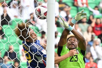 Zion Suzuki concede gol ante Bahr谷in.