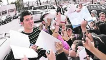 <b>A LA ESPERA. </b>Villa, entre la afición. Es uno de los que podrían marcharse del Valencia este verano.