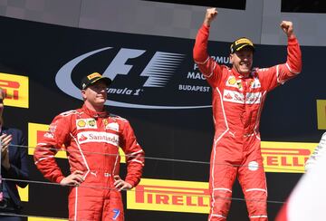 Vettel, junto a Raikkonen, en el pódium del circuito de Hungaroring. 