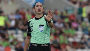 Oscar Macías Romo durante un partido de la Liga MX.