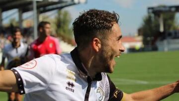 José Salinas celebra un gol en su etapa como jugador de Unionistas.