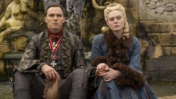 Esta imagen publicada por Hulu muestra a Nicholas Hoult, izquierda, y Elle Fanning en una escena de "The Great", que fue nominada a un Globo de Oro a la mejor serie de comedia / musical.
