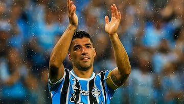 Gremio's Uruguayan forward Luis Suarez acknowledges fans at the end of the Brazilian Championship football match between Gremio and Vasco da Gama at the Arena do Gremio stadium in Porto Alegre, Brazil, on December 3, 2023. Uruguay's 36-year-old record goalscorer Luis Suarez played his last home game for Gremio on Sunday against Vasco da Gama and will be playing his very last game for this team on December 6 against Fluminense at Maracana stadium. (Photo by SILVIO AVILA / AFP)