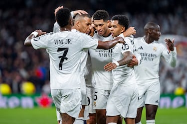 El Real Madrid vive una temporada irregular, marcada por la eliminación en cuartos de final de la Champions League ante el Arsenal y la derrota en la final de la Copa del Rey frente al Barcelona. Florentino Pérez mantiene su confianza en el proyecto, respaldando a jóvenes talentos como Jude Bellingham y al fichaje estrella, Kylian Mbappé.