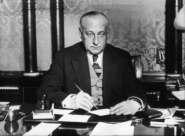 La crisis económica, la oposición social y la pérdida de apoyo militar provocaron que el 28 de enero de 1930 el dictador Primo de Rivera presentara su dimisión ante el rey Alfonso XIII dando paso a la dictablanda de Dámaso Berenguer y, posteriormente, la II República de 1931.