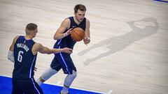 Nov 20, 2019; Dallas, TX, USA; Dallas Mavericks forward Kristaps Porzingis (6) passes the ball to forward Luka Doncic (77) in front of the shadow outline of former Maverick player Dirk Nowitzki during the second half against the Golden State Warriors at the American Airlines Center. Mandatory Credit: Jerome Miron-USA TODAY Sports
 PUBLICADA 24/11/19 NA MA39 1COL