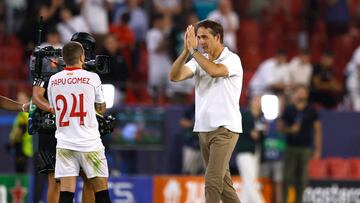 Soccer Football - Champions League - Group G - Sevilla v Borussia Dortmund - Ramon Sanchez Pizjuan, Seville, Spain - October 5, 2022 Sevilla coach Julen Lopetegui and Papu Gomez react after the match REUTERS/Marcelo Del Pozo