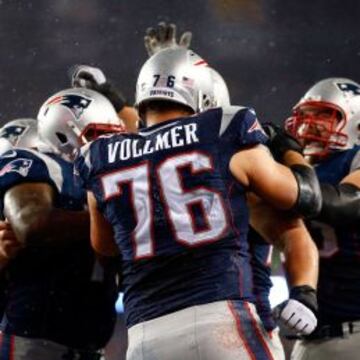 Sebastian Vollmer felicita a Nate Solder por conseguir un touchdown de recepción contra los Colts tras ser declarado como elegible. La OL de los Patriots hizo una piña.