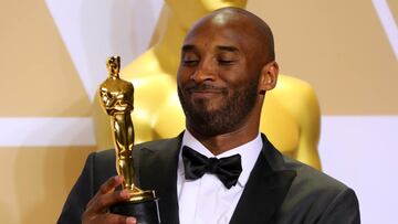 90th Academy Awards - Oscars Backstage - Hollywood, California, U.S., 04/03/2018 - Kobe Bryant with Best Animated Short Film Award for &quot;Dear Basketball&quot;. REUTERS/Mike Blake     TPX IMAGES OF THE DAY