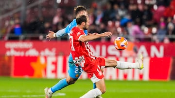 GIRONA, 05/05/2025.- El defensa del Girona Daley Blind (en primer término) pelea un balón con Pablo Maffeo, del Mallorca, durante el partido de LaLiga de fútbol que Girona FC y Real Mallorca disputan este lunes en el estadio de Montilivi. EFE/David Borrat