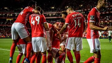 Carlos Vinicius celebra con sus compa&ntilde;eros.