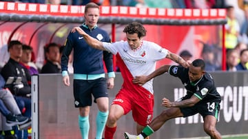 Miguel Rodríguez escapa de la entrada de Paixão, jugador del Feyenoord.