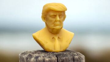 Activistas medioambientales han desarrollado una cera para tablas de surf que ayuda a neutralizar la acidificación de los océanos y que reproduce la cara del presidente estadounidense, Donald Trump. EFE/Clean Ocean Foundation Australia