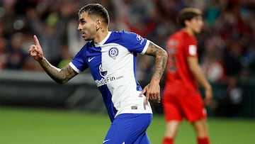 Ángel Correa celebra un gol con el Atlético al Sevilla.