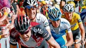 <b>TIRÓ DEL GRUPO. </b>El australiano Cadel Evans, en la parte final de su ascensión a Alpe d'Huez.