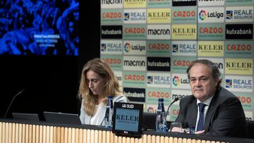 SAN SEBASTIÁN, 04/11/2022.- El presidente de la Real Sociedad, Jokin Aperribay, y la consejerra del club, Nerea Aramburu, durante su comparecencia este viernes en el Reale Arena de San Sebastián para informar sobre la próxima Junta General de Accionistas del club. EFE/ Javier Etxezarreta
