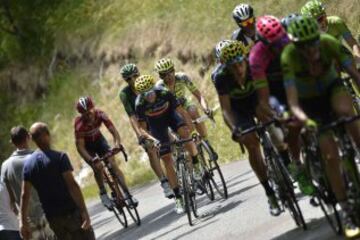 Tony Gallopin, Pierre Rolland, Alejandro Valverde, Alberto Contador y Daniel Teklehaimanot ruedan en la etapa entre Saint Jean de Maurienne y La Toussuire.