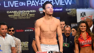 Julio César Chávez durante el pesaje de la pelea en contra del Canelo Álvarez.
