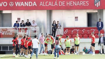 Los jugadores del Atlético de Madrid saludan a las jugadoras del equipo femenino. 