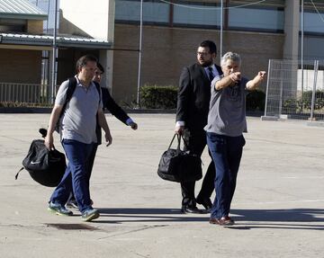 ?ngel Mar¨ªa Villar y su hijo Gorka saliendo de la prisi¨®n de Soto del Real.