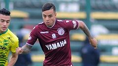 Barrientos con la camiseta de Lan&uacute;s durante un partido ante Defensa y Justicia.