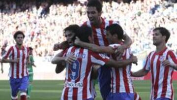 <b>ALEGRÍA. </b>Tiago, Arda Turan, Reyes y Diego celebran junto a Falcao el segundo gol del colombiano, que fue de penalti. Mario Suárez y Domínguez corren para unirse.