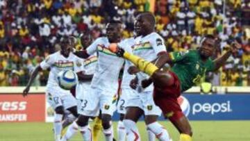 Chedjou despeja un bal&oacute;n en el disputado encuentro entre Camer&uacute;n y Guinea Conakry.