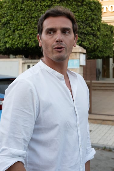 Albert Rivera, arropado por Malú en el velatorio de su padre