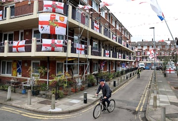 Cuando falta sólo un día para la gran final de la Eurocopa, Inglaterra, al igual que España, se engalana para dar apoyo a su selección nacional. En la imagen se ve Kirby State (Londres) totalmente inundado de banderas de Inglaterra. Confiamos en que mañana por la noche la bandera que ondee con más fuerza en Europa sea la española.