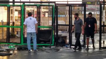 Protestas, bengalas y peleas: la violenta tarde en el Monumental