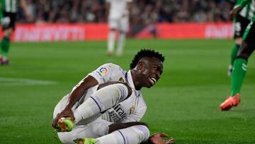 Vinicius se queja de una falta recibida durante el partido del Villamarín.