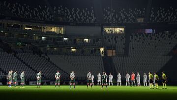 Turin (Italy), 22/02/2021.- Players observe a minute of silence during the Italian Serie A soccer match Juventus FC vs FC Crotone at the Allianz stadium in Turin, Italy, 22 February 2021. (Italia) EFE/EPA/ALESSANDRO DI MARCO
