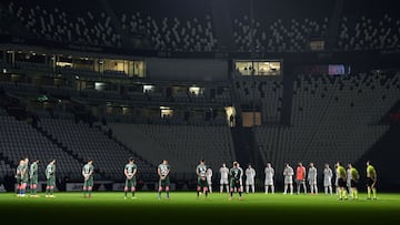 Turin (Italy), 22/02/2021.- Players observe a minute of silence during the Italian Serie A soccer match Juventus FC vs FC Crotone at the Allianz stadium in Turin, Italy, 22 February 2021. (Italia) EFE/EPA/ALESSANDRO DI MARCO