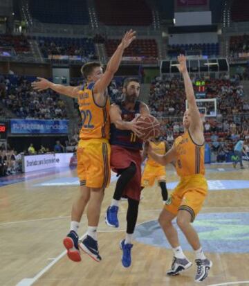 Juan Carlos Navarro entre Xavi Rabaseda y Sasu Salin.