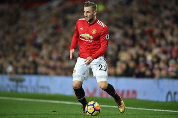 Luke Shaw llegó al Manchester United como una de las jóvenes promesas del fútbol inglés pero la grave lesión tras su fichaje frenó su evolución. Tras recuperarse, José Mourinho ha dejado claro en una gran cantidad de ocasiones que no rinde como él esperaba, señalándole constantemente en las derrotas en las que participaba. Shaw ha demostrado profesionalidad a pesar de todos esos comentarios y ha seguido trabajando, pero si llega un lateral izquierdo mejor se tendrá que buscar la vida fuera.