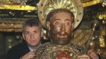 <b>CON EL APOSTOL SANTIAGO. </b>Villar el día que ofreció al Apostol Santiago los trofeos de la Selección