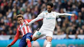 Real Madrid's Spanish midfielder Isco (R) challenges Atletico Madrid's French forward Antoine Griezmann during the Spanish league football match between Real Madrid CF and Club Atletico de Madrid at the Santiago Bernabeu stadium in Madrid on Apr