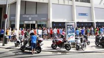 <b>LARGAS COLAS. </b>Las taquillas de La Rosaleda acogieron ayer a centenares de malaguistas.