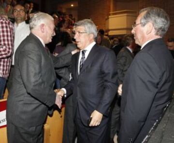 Enrique Cerezo presidente del Atlético de Madrid saluda a Bernardo Salazar ante la mirada de Adelardo.