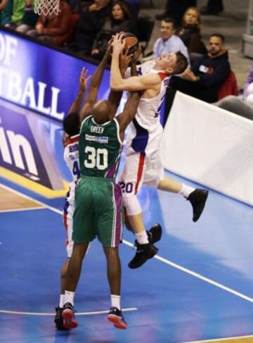 Andrey Vorontsevich lucha el balon con Caleb Green.