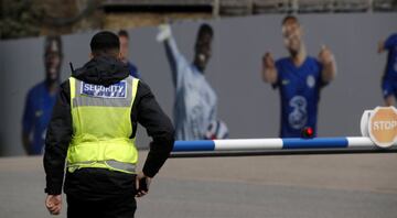 Un guardia de seguridad custodia uno de los accesos a Stamford Bridge.