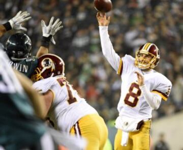 Los Redskins lograron, de la mano de Kirk Cousins, vencer a los Eagles y asegurarse el t¨ªtulo de la NFC East y la consiguiente vuelta a los playoffs. Cousins complet¨® un gran partido (365 yardas y 4 TDs) y bati¨® un r¨¦cord al convertirse en el jugador redskin que m¨¢s veces ha pasado de las 300 yardas en una temporada (siete).