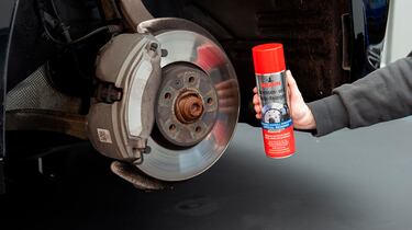 Este limpiador de frenos y piezas desengrasa los componentes del coche
