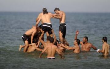 La plantilla sevillista se entrenó esta mañana en la playa Costa Ballena. Los jugadores nervionenses corrieron primero sobre el campo de golf aledaño y luego se pusieron el bañador para jugar al voley-playa. Después llegó la hora de meterse en el mar y realizar varios ejercicios. En medio de muy buen ambiente, hasta intentaron hacer un castillo humano, que no consiguieron completar.