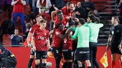 PALMA DE MALLORCA, 12/05/2023.- Los jugadores del Mallorca celebran el 1-0 ante el Cádiz durante el encuentro correspondiente a la jornada 34 de primera división disputado hoy viernes en el estadio Son Moix, en Palma de Mallorca. EFE / Cati Cladera.
