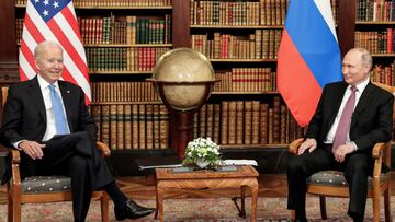 FILED - 16 June 2021, Switzerland, Geneva: Russian President Vladimir Putin (R) attends a meeting with US&Acirc;&nbsp;President Joe Biden in Geneva. A meeting between Putin and Biden is scheduled to take place online on Tuesday, according to the Kremlin. 